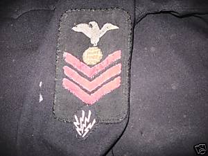 This EM/1c rating badge dating from the WWI timeframe shows the four electrical sparks of the radio operator/technician distinguishing mark affixed directly below the bottom chevron.